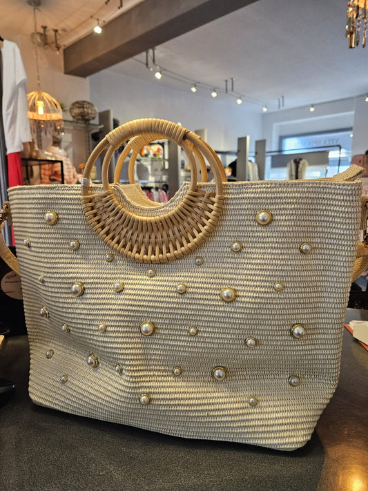 Umhängetasche mit Perlenverzierung im Bast-Look