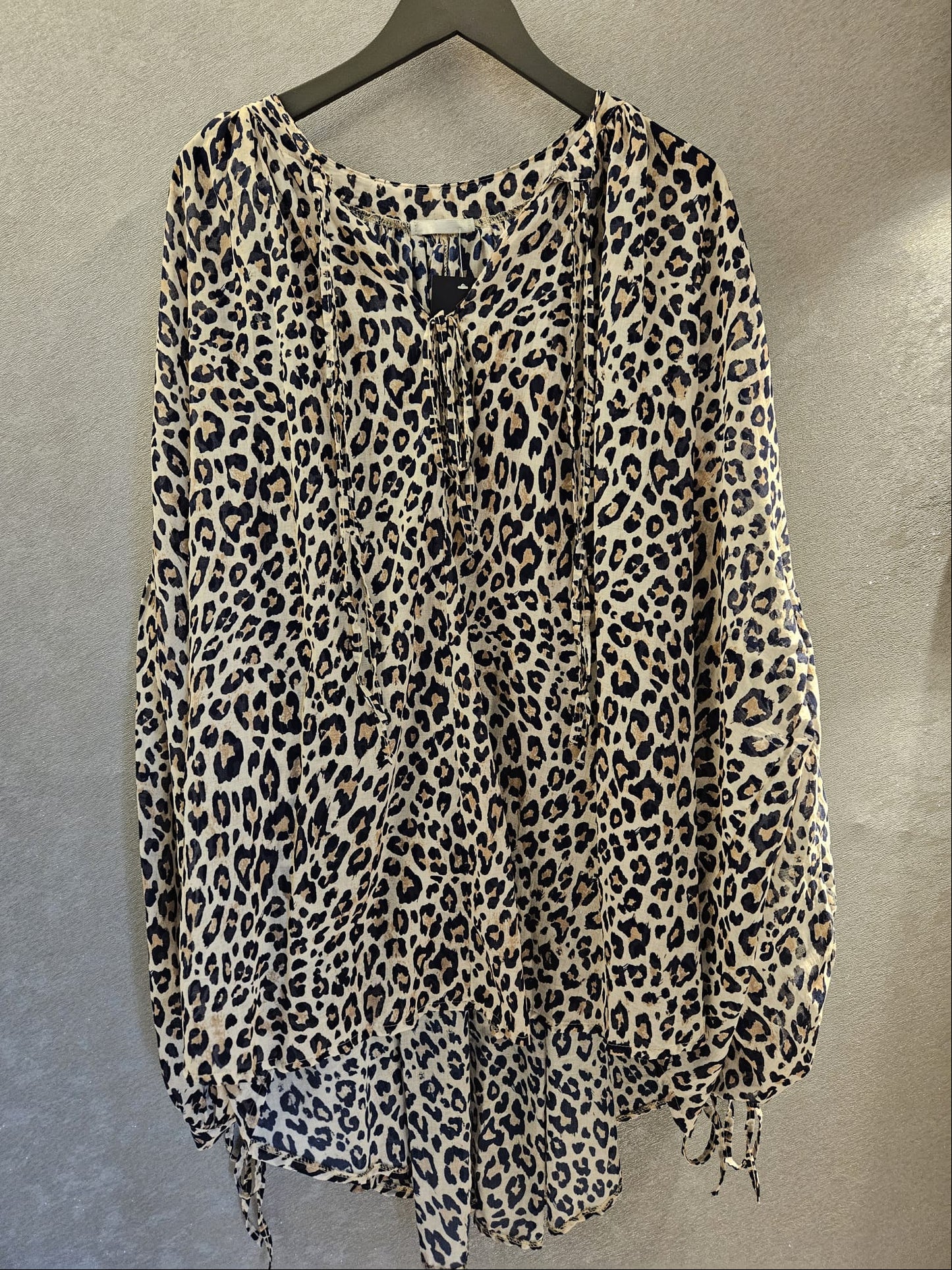 Langärmlige Bluse Animalprint mit Bändchen Oversize