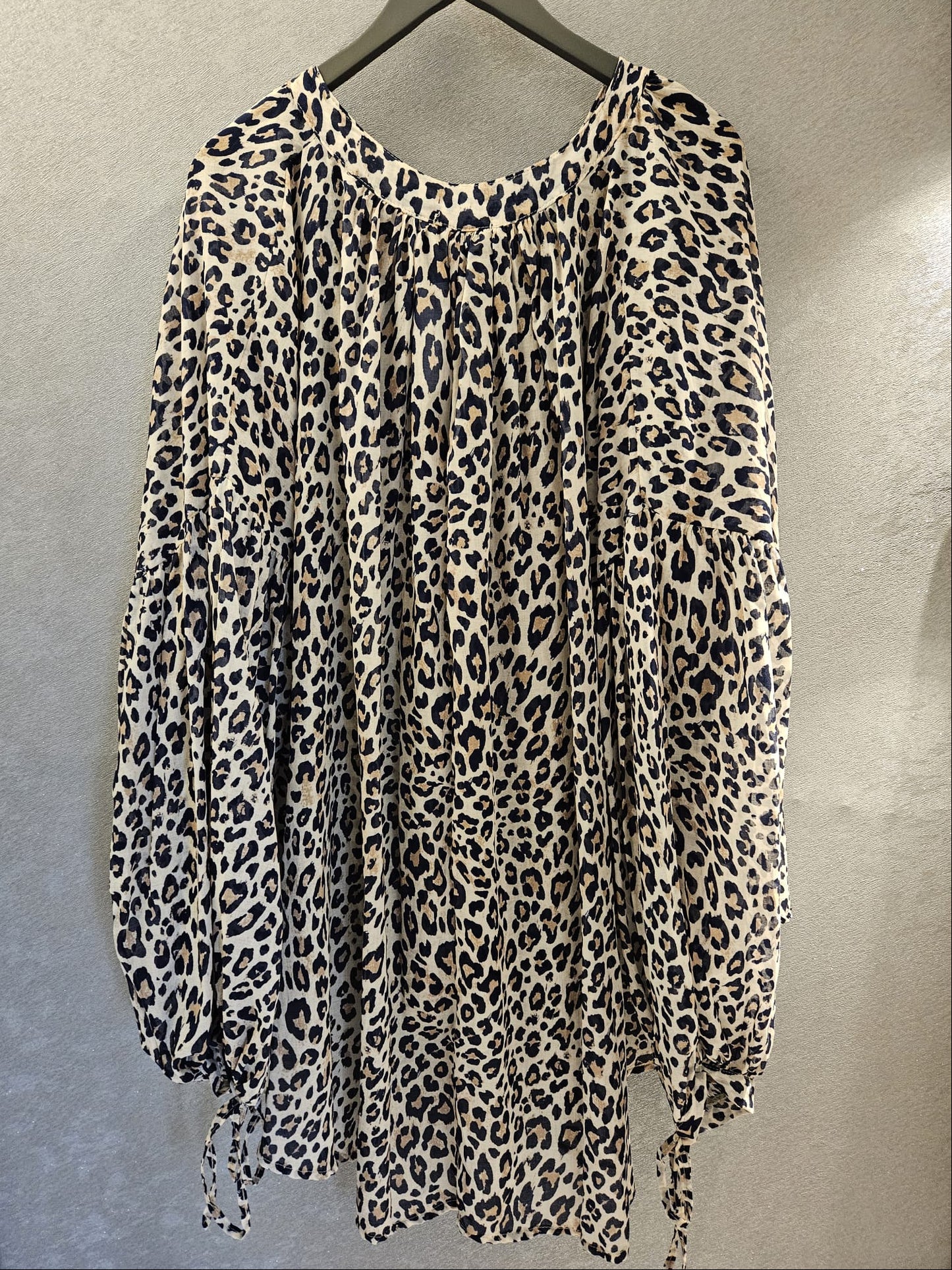 Langärmlige Bluse Animalprint mit Bändchen Oversize