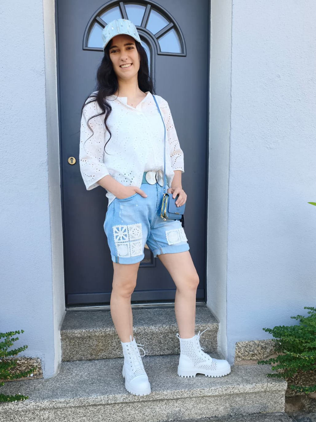 Jeanshose kurz + Lochmuster-Bluse