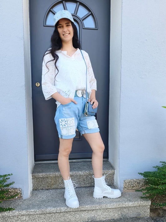 Jeanshose kurz + Lochmuster-Bluse